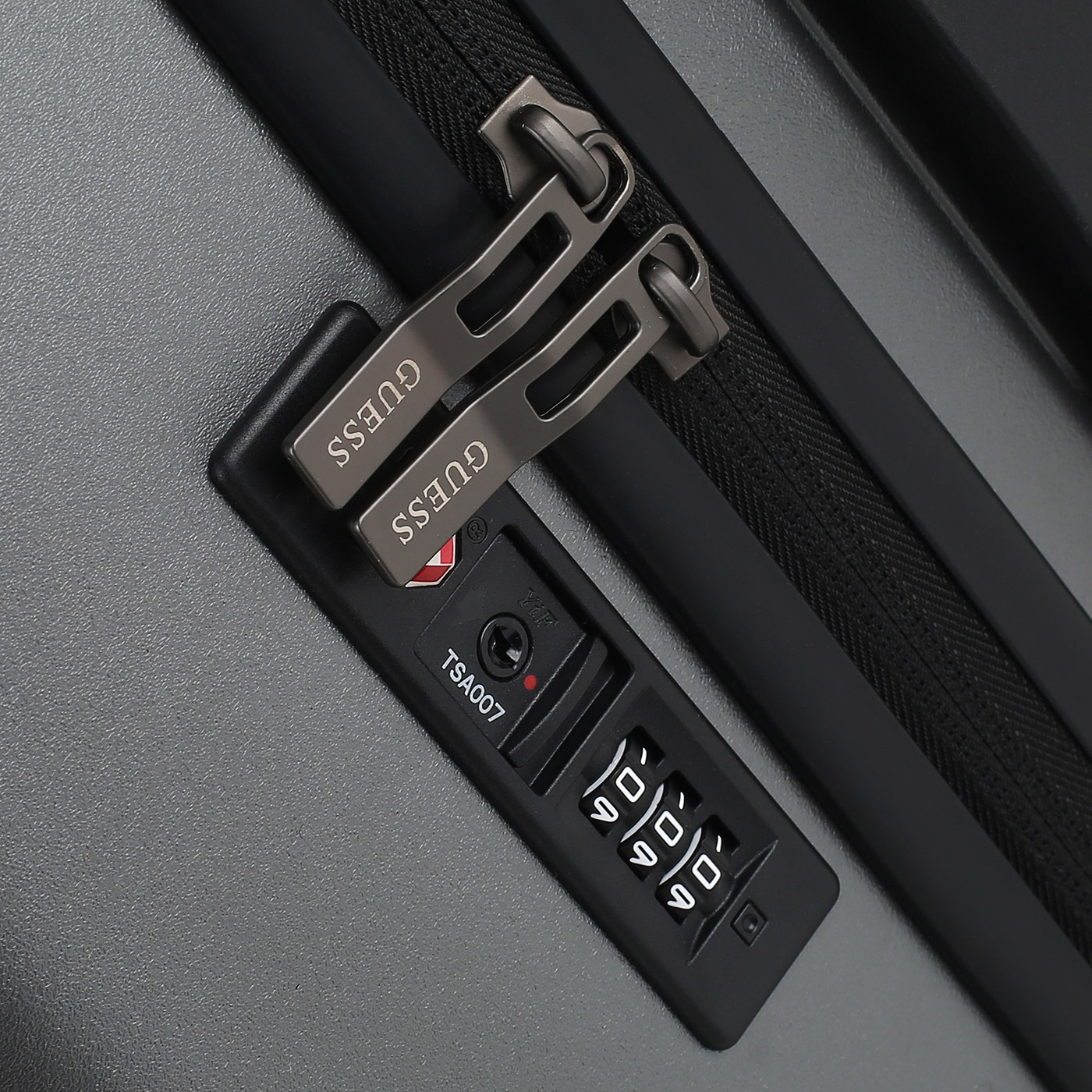 Чемодан на колесах Guess Verona