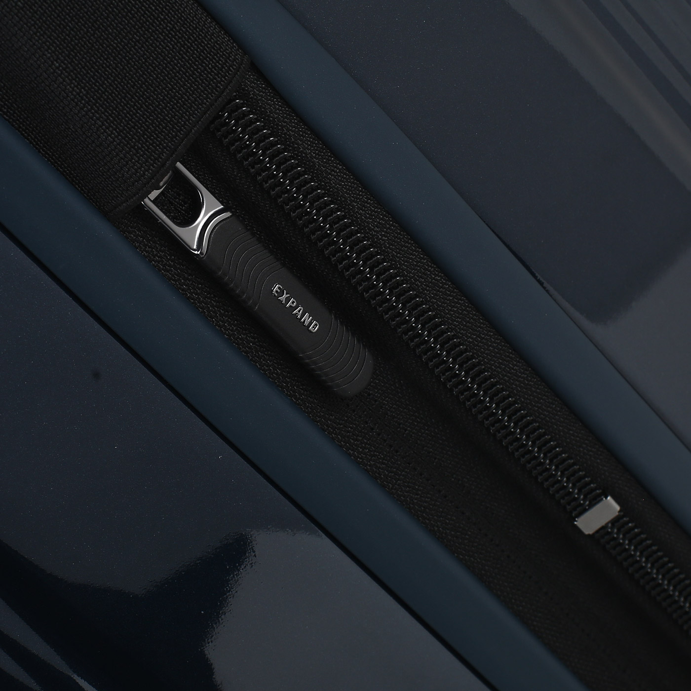 Чемодан средний M из поликарбоната Samsonite Nuon