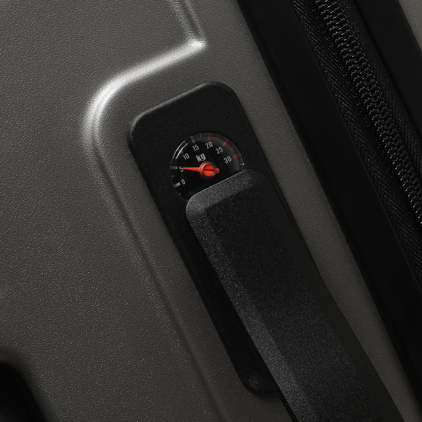 Чемодан с амортизированными колесами Eberhart Phantom